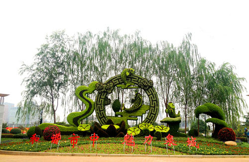 绿地广场等,采取组团方式,集中布置花卉430万盆,制作花卉立体造型37组